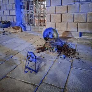 Muž poškodil květináč a vybavení historické budovy radnice 
