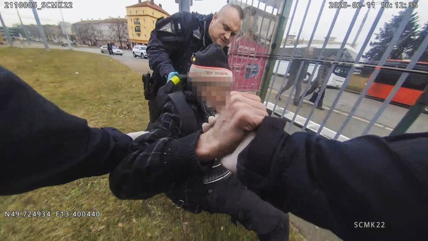 muž za zastávkou1 muž za zastávkou1