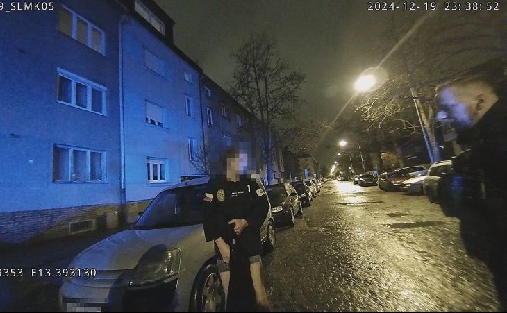 Polonahý muž na silnici Polonahý muž na silnici